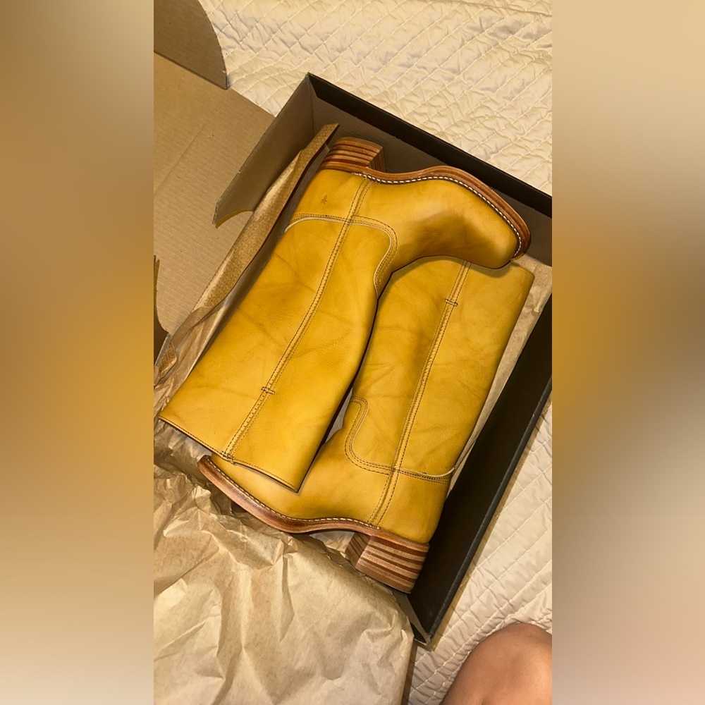 Frye Campus 14L boots BANANA